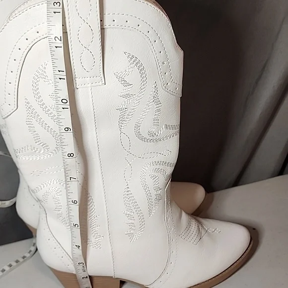 Sugar NWT White Embroidered Heeled Boots - Picture 4 of 7